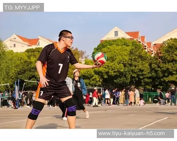 鲍威尔赞拉松为天生斗士期待他重返赛场改变比赛局势的拼搏精神 鲍威尔赞拉松为天生斗士期待他重返赛场改变比赛局势的拼搏精神